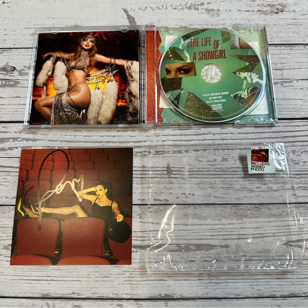 Taylor Swift The Life Of A Showgirl CD + SIGNED insert, photo 4 - Picture 3 of 7